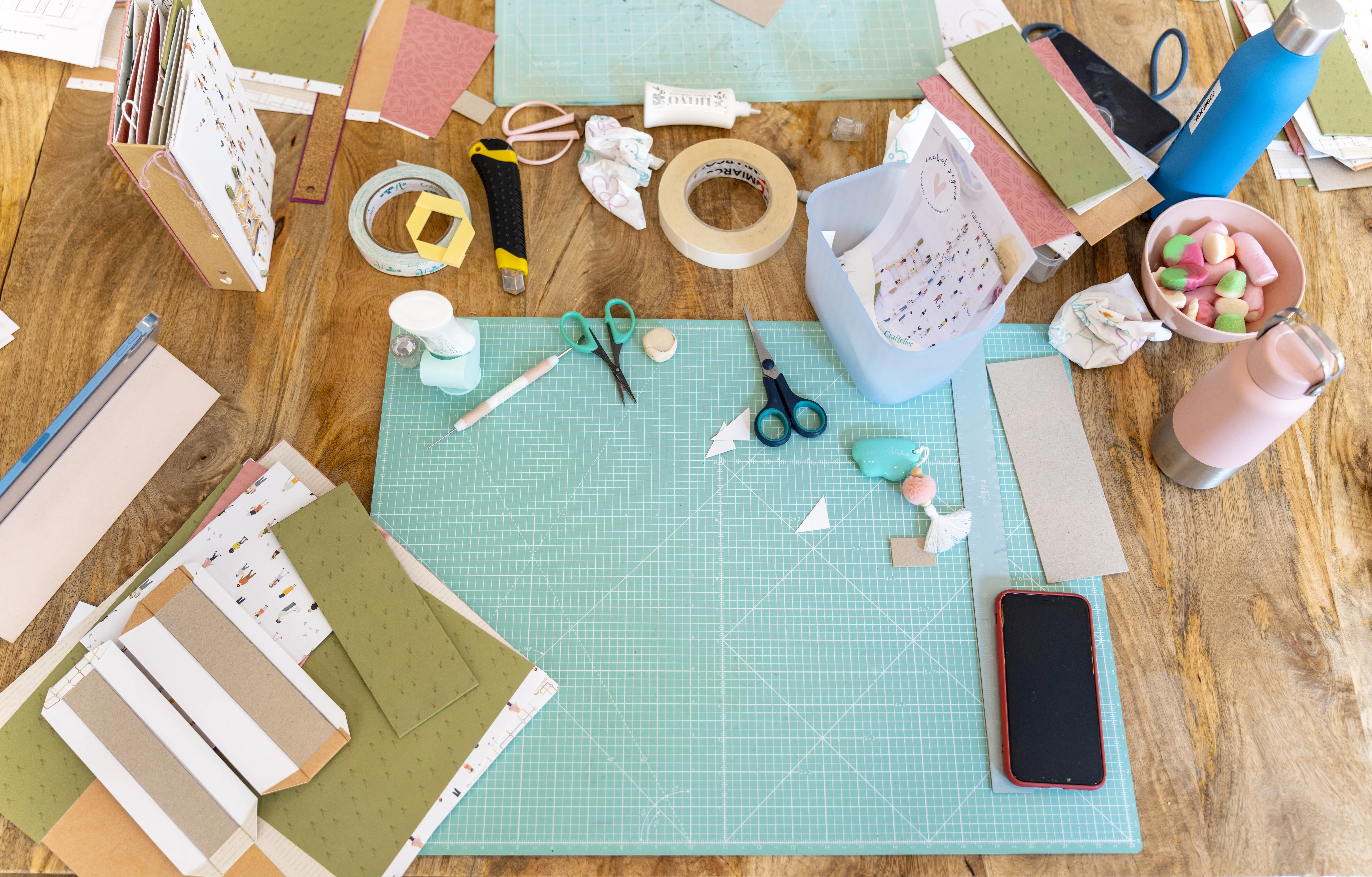 Scrapbooking-Workshop: Schulmaterialien und Werkzeuge zur Erstellung eines handgefertigten Albums