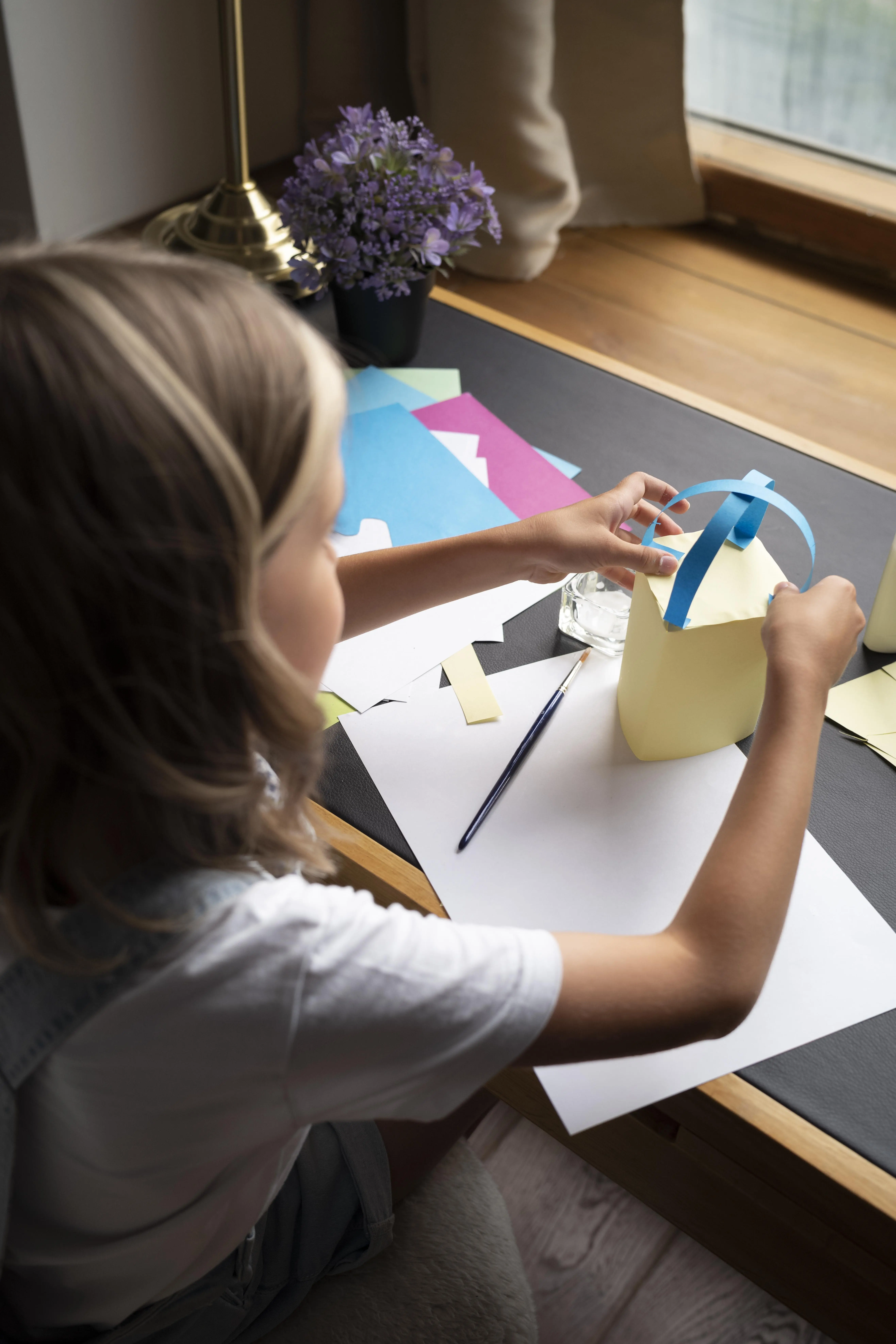 Nahaufnahme eines Mädchens, das kreativ mit Papier arbeitet.